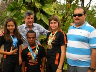 Murilo e o secretário de esporte Antonio Coca com atletas douradenses medalhistas no paraolímpico escolar nacional.