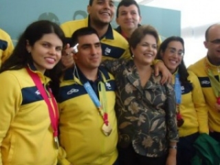 Primeira da esquerda, Gleyse recebe homenagem da presidente Dilma Rousseff em Brasília.