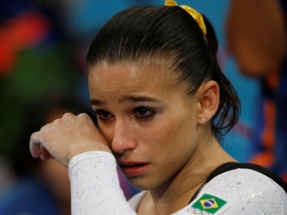 Jade Barbosa chora. Faltou dar um suporte psicológico para a atleta?