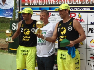 Presidente do Indaiá, Chico Bonacina premia os campeões na categoria graduados, Santiago e Igor de Goiânia-GO.