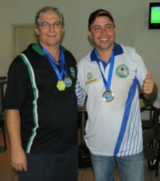 Marcos Nemerski (à direita), campeão da 1ª divisão do masculino, com o presidente da FbolMS Gilson do Mar 