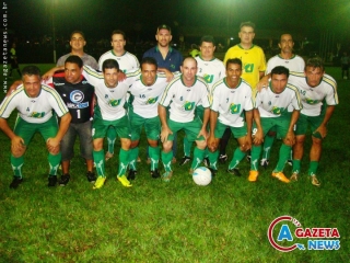 A equipe da Agrícola Urtigão de Caarapó, primeira a se classificar para a final da Copa Ouro Máster da AABB, em Amambai.