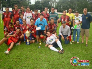 A equipe do Juralei, de Caarapó, campeã da 15ª Copa Ouro da AABB, em Amambai.
