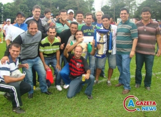 A equipe do A Gazeta/Serrado Brasil de Coronel Sapucaia, campeã da Categoria Máster da Copa Ouro da AABB 2014, em Amambai recebendo o troféu
