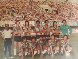 Paulini (o segundo em pé da esquerda para a direita), defendeu as cores do Operário de Campo Grande, e também de outros clubes do Brasil. 