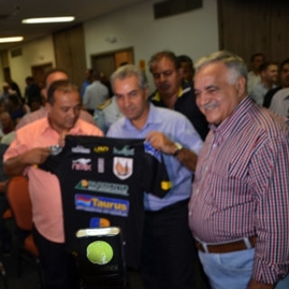 Governador Reinaldo Azambuja segurando a camisa do Ubiratan