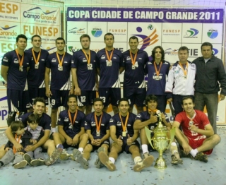 Campeões posam para a foto.