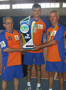 Atletas de Aparecida posam com o troféu do evento.