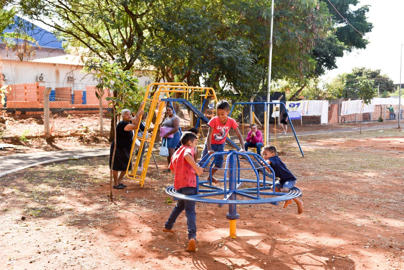 Prefeitura inaugura academias ao ar livre e parques infantis na Vila Nasser